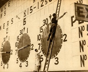 Peintres au travail sur le tote de White City, West London, 1932
