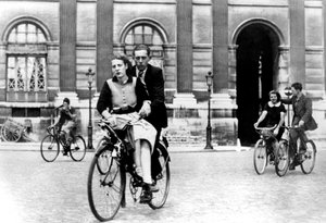 Parisiens voyageant à vélo, Paris occupé par les Allemands, juillet 1940