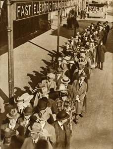 Passagers attendant à la station Goldhawk Road à Londres pendant la grève des chemins de fer, 1919, 1935