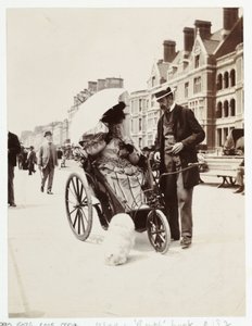 Soins aux patients, fauteuils roulants Femme dans un fauteuil de bain, vers 1900