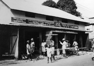 Personnes devant un établissement de pompes funèbres, Sierra Leone