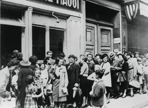 Personnes faisant la queue devant une laiterie, Paris occupé par les Allemands, 26 juillet 1940 - Unbekannt