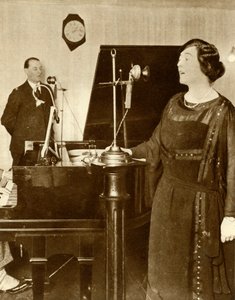 Interprètes chantant un duo dans un des studios de 2LO, Savoy Hill, Londres, 1923, 1935