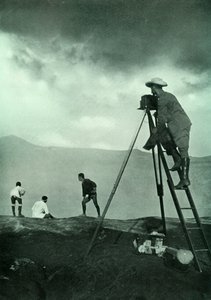Photographiant au bord des cratères, Aso-San, 1910