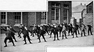 Exercice physique dans une école de Londres, c. 1900-1901 - Unbekannt