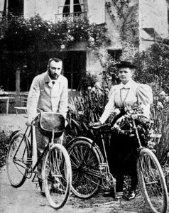 Pierre et Marie Curie, physiciens français, se préparant à faire du vélo - Unbekannt