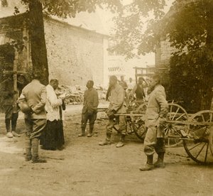 Prêtre disant la messe en plein air