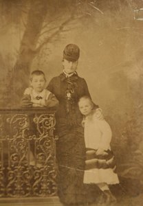 Princesse Ekaterina Mikhailovna Yurievskaya avec les enfants Georgy et Olga, fin des années 1870-début des années 1880