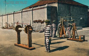 Prisonniers fabriquant des cordes de chanvre à la prison de Billbid, Manille, Philippines, vers 1900