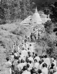 Procession vers un temple bouddhiste, Diyatalawa, Ceylan