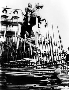 Mesures de protection pour la statue de Louis XIV, Paris, 1940