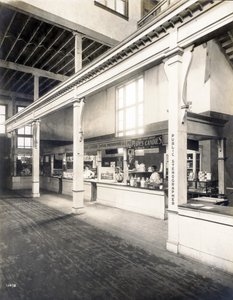 Stand de commodités publiques, avec carte postale, bonbons et cabines de sténographe public dans le Palais des Manufactures à l