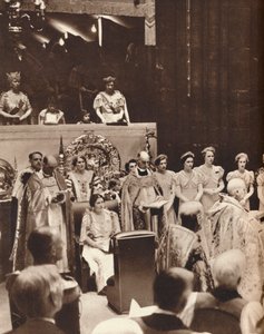 La Reine Elizabeth regarde son mari couronné le jour de son couronnement, 1937
