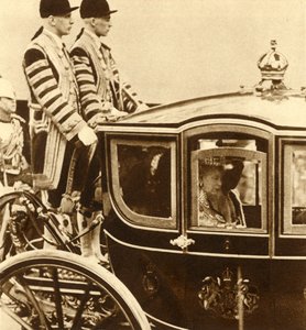 La reine Mary, dans son carrosse de verre, accompagnée de la reine Maud de Norvège, 1937