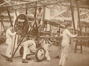 Apprentis de la RAF gréant un avion à l