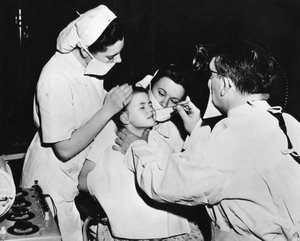 Traitement au radium pour guérir une infection nasale, France, c1947-1951