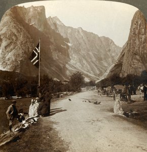 Chaîne déchiquetée des Troldtinder ou Pinnacles de la Sorcière depuis la route de la vallée, Horgheim, Norvège