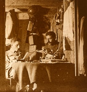 Lecture dans les tranchées, c1914-c1918