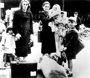 Réfugiés avec leurs biens, Paris occupé par les Allemands, juillet 1940 - Unbekannt