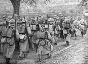 Infanterie française passant une ligne de prisonniers, Plessis-de-Roye, Picardie, France, 30 mars 1918
