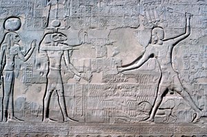 Relief du Pharaon devant Knum & Sekhmet, Temple de Khnum, périodes ptolémaïque et romaine