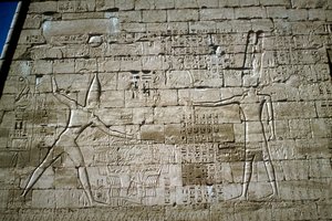 Relief de Ramsès III frappant des ennemis, Temple mortuaire de Ramsès III, Medinat Habu
