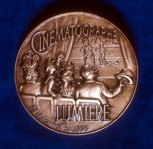 Revers de la médaille commémorant 50 ans de cinématographie par les frères Lumière, 1945