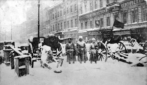 Barricades révolutionnaires sur Liteyny Prospekt, Petrograd, Russie, 27 février 1917