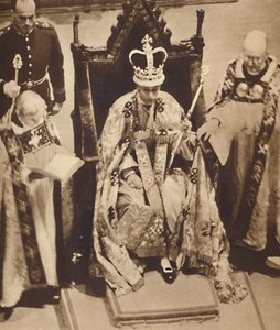 En robe et couronné, 12 mai 1937