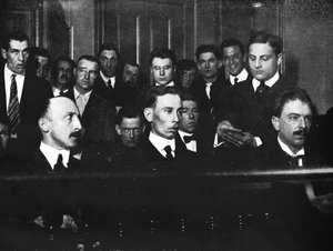 Robert Fay à gauche et ses deux complices photographiés au tribunal, 1915