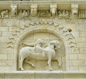 Art roman : détail de la façade représentant Hugues de Surgères et Geoffroy de Vendôme ou l