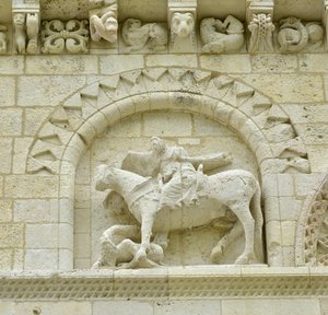 Art roman : détail de la façade représentant Hugues de Surgères et Geoffroy de Vendôme ou l