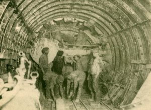 Coupe-rotatif en action dans le tube élargi de la ligne de chemin de fer City and South London, c1930