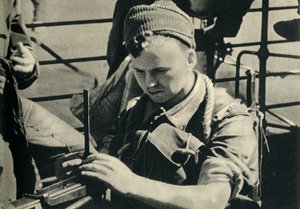 Marine royale vérifiant sa mitrailleuse, Seconde Guerre mondiale, vers 1939-1943 1944