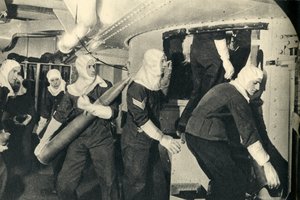 Marines royaux manipulant des munitions à bord du HMS Illustrious, Seconde Guerre mondiale, vers 1939-1943 - Unbekannt