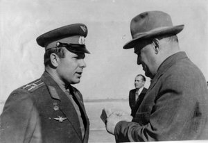 Cosmonaute russe Youri Gagarine et ingénieur en fusée Sergueï Korolev, 1961