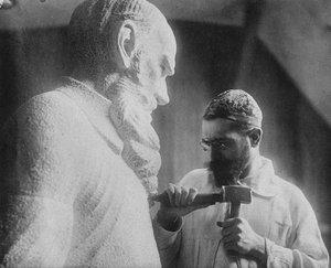 Sculpteur russe Sergey Merkurov 1881-1952 travaillant sur sa statue de Léon Tolstoï