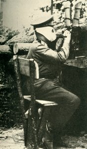 Soldat russe utilisant un fusil périscope, Première Guerre mondiale, 1914-1918