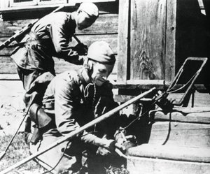 Soldats russes avec détecteurs de mines déminant une maison piégée, Front de l