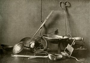 Sadiron, pinces, écumoire, fourchette, trépieds et plat à découper en cuivre, XVIIIe siècle