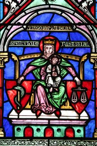 Église Saint-Fargeau. Vitrail. Vierge Marie et l
