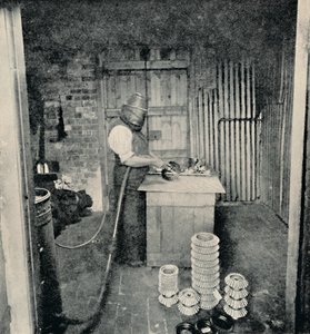 Sablage des roues dentées, c1917 - Unbekannt