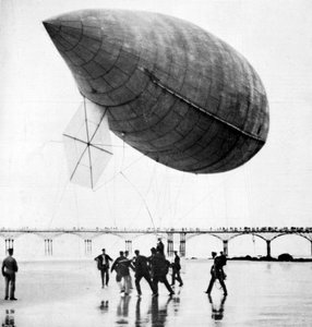 Le dirigeable de Santos-Dumont partant de Trouville, France, 1905