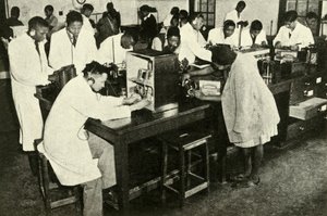 Scènes dans un collège indigène - Étudiants dans le laboratoire de physique, vers 1948