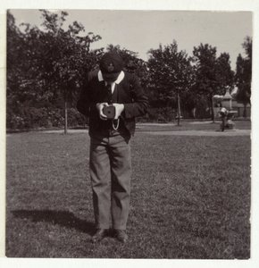 Écolier prenant une photographie, vers 1905