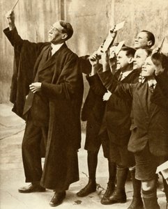 Écoliers et professeur observant une éclipse solaire, Grande-Bretagne, 1921, 1935 - Unbekannt