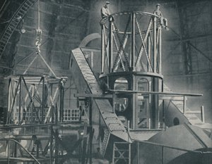 Section par section monte la grande charpente en acier du cylindre de Hooker, vers 1935