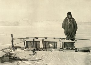 Shackleton debout près du traîneau sud cassé, vers 1908, 1909 - Unbekannt