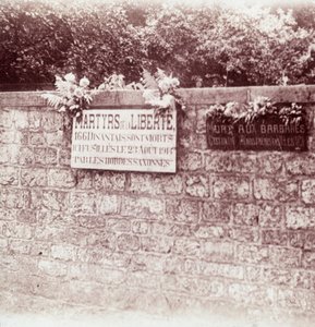 Panneau en mémoire des civils fusillés par les Allemands, Dinant, Belgique, vers 1914-1918