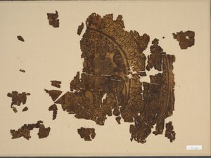 Fragment de soie avec fauconnier chevauchant un taureau, 1000-1100